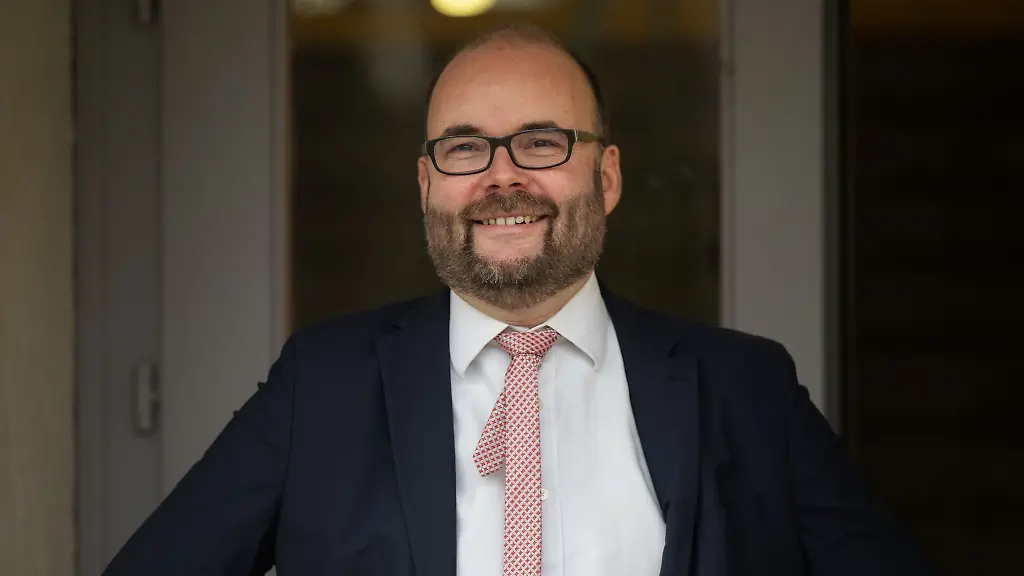 Christian-Piwarz-CDU-Kultusminister-von-Sachsen-steht-vor-seinem-Besuch-am-Julius-Ambrosius-Huelsse-Gymnasium