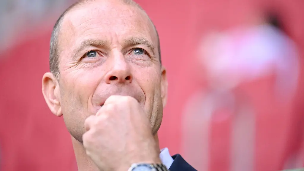 Augsburgs-Trainer-Jess-Thorup-steht-vor-dem-Spiel-im-Stadion