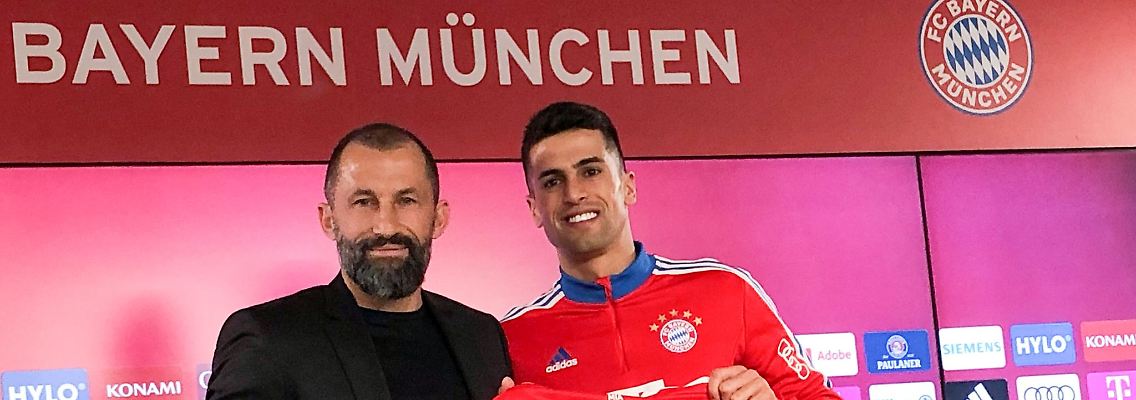 Willkommen in München: Bayern-Sportvorstand Hasan Salihamidzic (l) und Neuzugang João Cancelo.