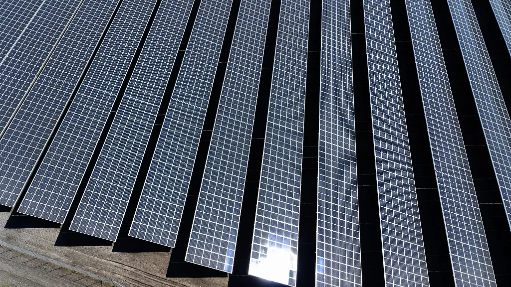 Eine-Solaranlage-steht-neben-Feldern-und-der-Autobahn-bei-Neumuenster