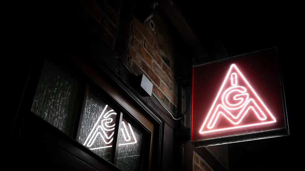 Ein-Schild-der-IG-Metall-leuchtet-an-einer-Huette