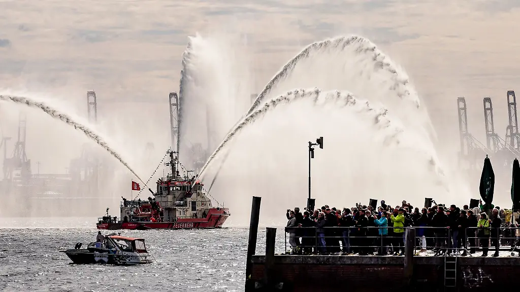 Besucher-des-Hamburger-Hafengeburtstags-schauen-auf-die-Schiffe-die-an-der-Auslaufparade-teilnehmen