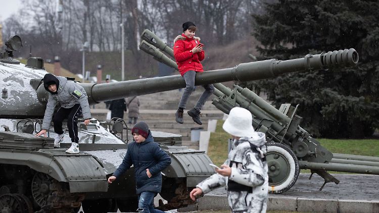 "Anders als in Deutschland wächst in der Ukraine eine 'heroische Gesellschaft' heran": Eltern und Kinder am Sonntag in Kiew.