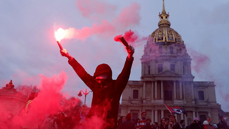 Ein Demonstrant im Zentrum von Paris sorgt sich um sein Renteneintrittsalter.