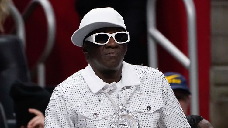 Riesige Uhren um den Hals sind ein Markenzeichen des Rappers Flavor Flav. 