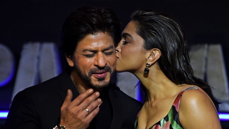 Deepika Padukone und Shah Rukh Khan spielen im Comeback-Film die Hauptrollen.