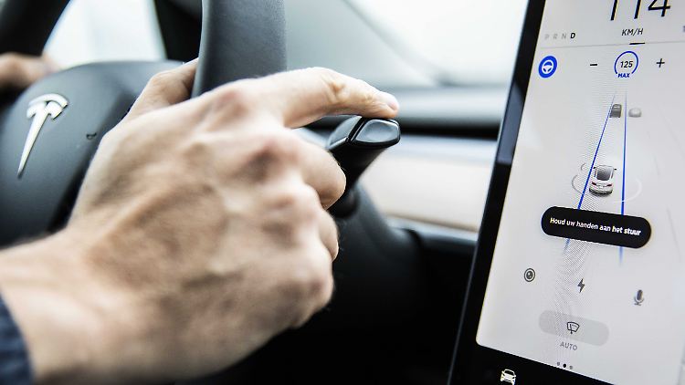 Tesla bietet seinen Fahrern zahlreiche Assistenzsysteme. Die vollständige Kontrolle übernehmen die aber nicht, sagt Elon Musk.