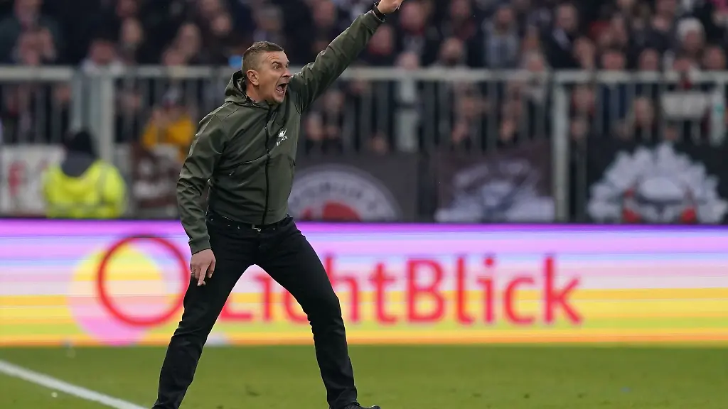 Rostocks-Trainer-Mersad-Selimbegovic-gestikuliert-am-Spielfeldrand