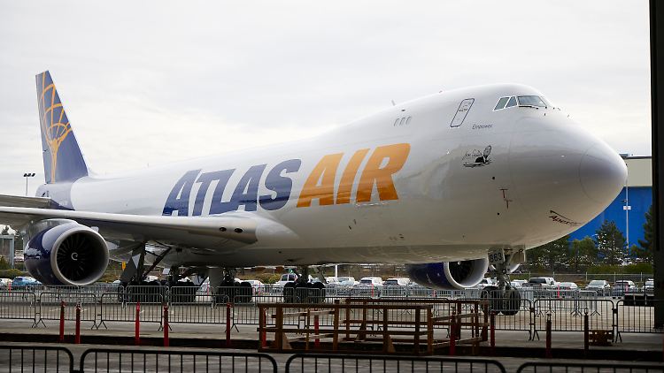 Bye-bye, 747: In der  jüngsten Variante verpasste Boeing dem Jumbo ein längeres Oberdeck, neue Tragflächen sowie sparsamere Triebwerke. 
