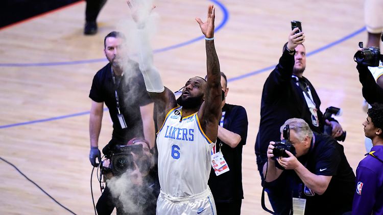 LeBron James hat den ersten Triple Double der Saison abgeliefert.
