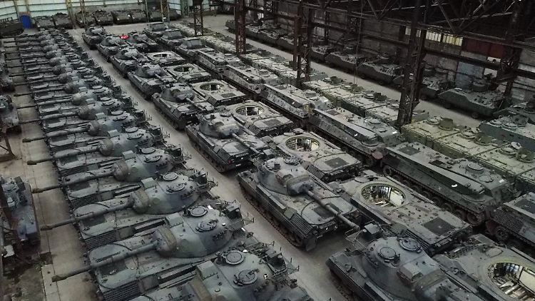 In Deutschland hergestellte Leopard-1-Panzer stehen in einer Halle in Belgien - mittlerweile hat die Bundesregierung sich entschlossen, der Ukraine den Nachfolger Leopard 2 zu liefern.
