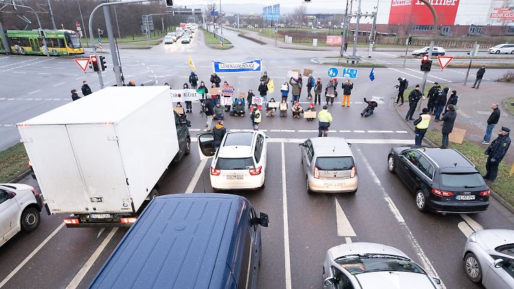 Während man blöd an der blockierten Autobahnausfahrt steht, zischen einige Klimakleber über unsere Köpfe hinweg in den Urlaub.