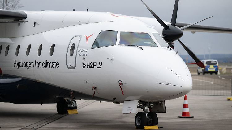 Eine Dornier 328, die mit Kerosin angetrieben wird - das Stuttgarter Start-up H2Fly will ein typgleiches Flugzeug umbauen und mit 2000 Kilometern Reichweite erstmals rein mit Wasserstoff betrieben fliegen. Außerdem soll am Flughafen Stuttgart ein Zentrum für die Entwicklung von Wasserstoffflugzeugen entstehen.