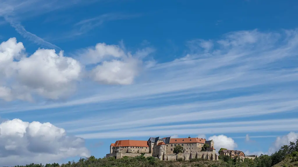 Blauer-Himmel-und-weisse-Wolken-ueber-Schloss-Neuenburg
