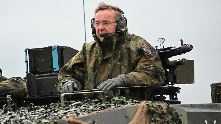 Mit offenem Visier: Die Leopard-Inspektion des Verteidigungsministers wird von einem Unfall mit zwei Puma-Panzern überschattet.