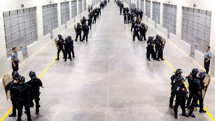 Polizisten bei einer Übung in der Haftanstalt in Tecoluca.