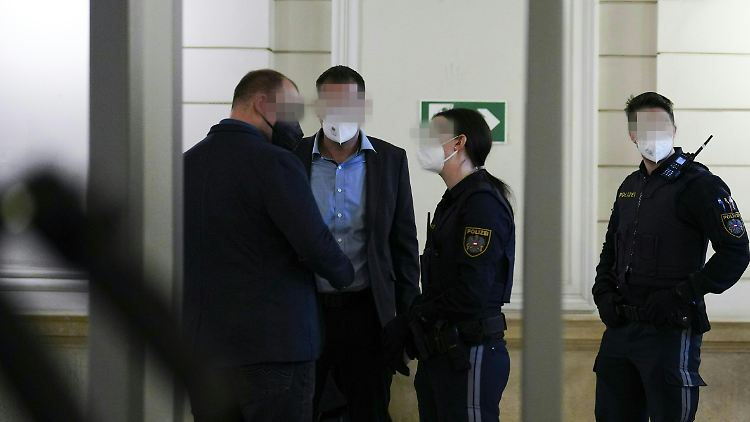 Sicherheitspersonal steht während des Prozesses in Wien an einer Sicherheitsschleuse.