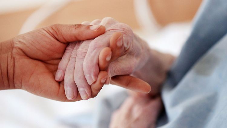 Wer nahe Angehörige pflegen muss, kann eine Familienpflegezeit nehmen und Arbeitsstunden reduzieren.