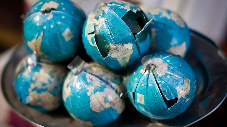 Risse im Reiseglück: Mit Reiseversicherungen kann man finanziellen Schaden etwa bei Krankheit abmildern - doch welche sind sinnvoll?