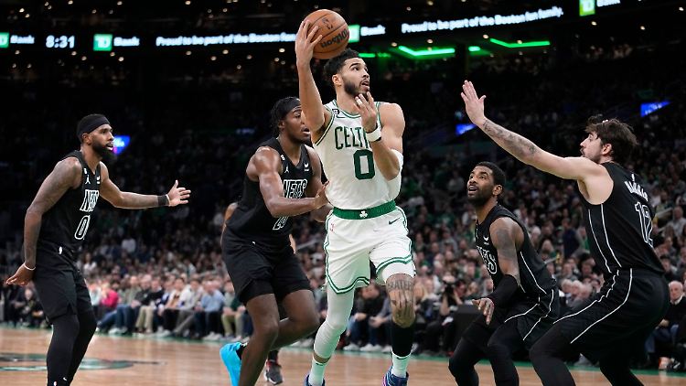 Bostons Forward Jayson Tatum zieht erfolgreich zum Korb.