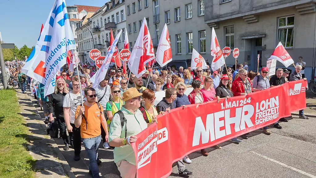 Demonstranten-halten-ein-Transparent-auf-der-Max-Brauer-Allee