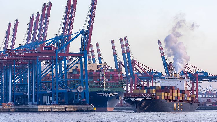 Im Hamburger Hafen verlassen die Containerschiffe HMM Stockholm und die MSC England den Kai.