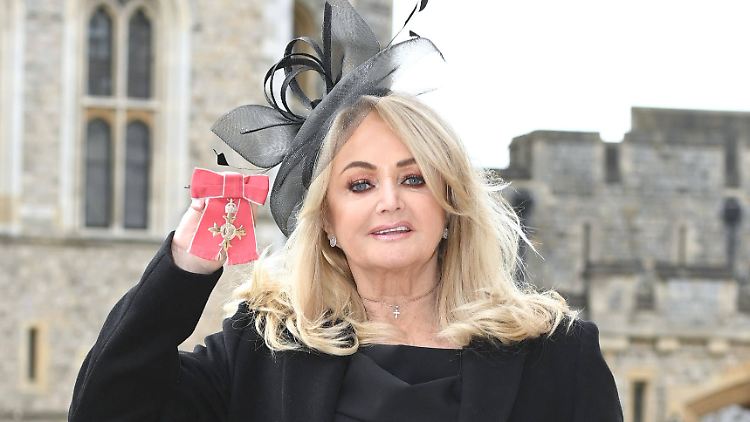 Bonnie Tyler mit dem Orden, den ihr Prinz William persönlich überreichte.