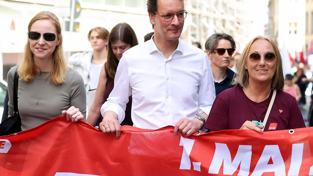 Hendrik-Wuest-CDU-M-Ministerpraesident-von-Nordrhein-Westfalen-nimmt-an-der-zentrale-Kundgebung-teil