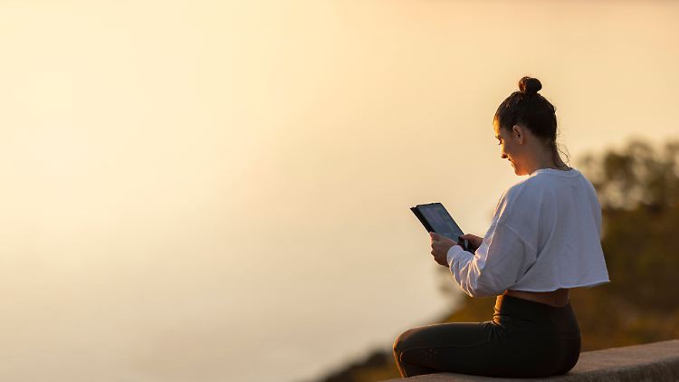 Möchte man ein Tablet unterwegs nutzen, ist ein Gerät mit mobilem Internetempfang nützlich.