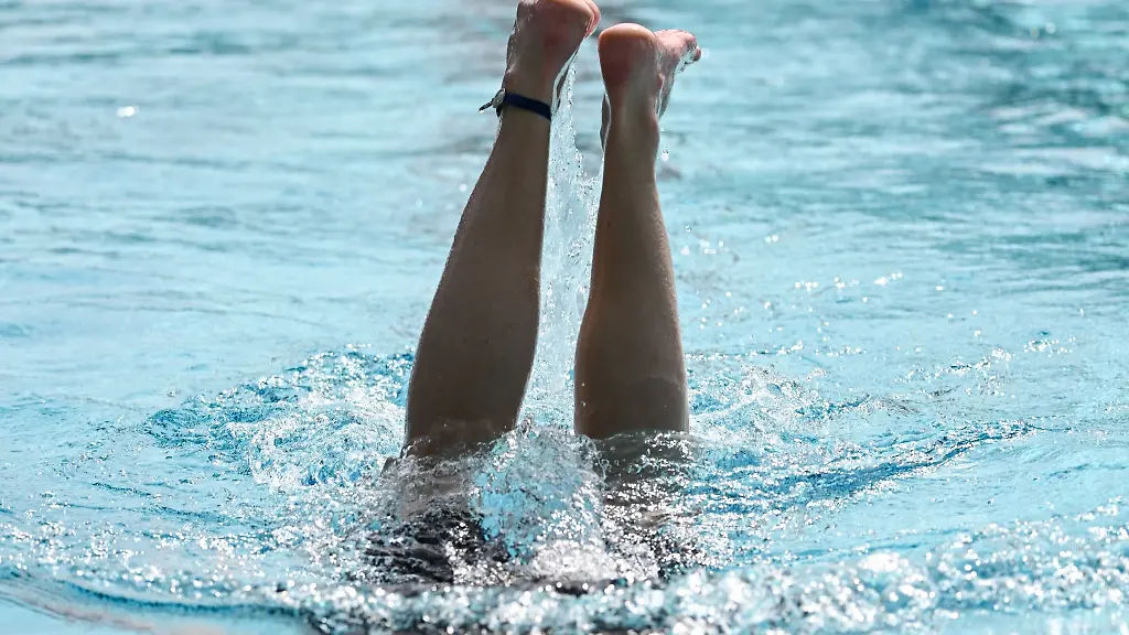 Ein-Schwimmer-macht-im-Becken-eines-Bads-eine-Wende