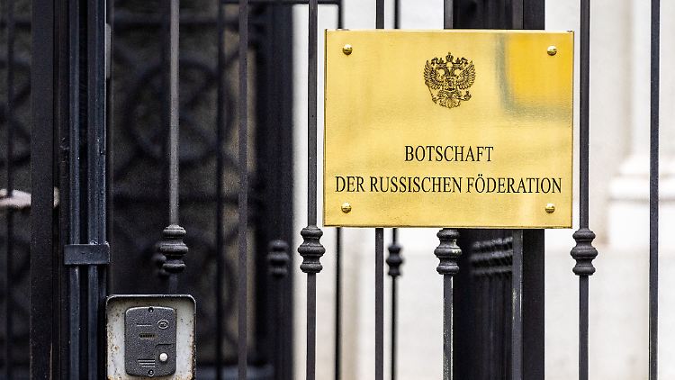 Nach den Tötungen ukrainischer Zivilisten in Butscha mussten ebenfalls vier russische Diplomaten gehen.