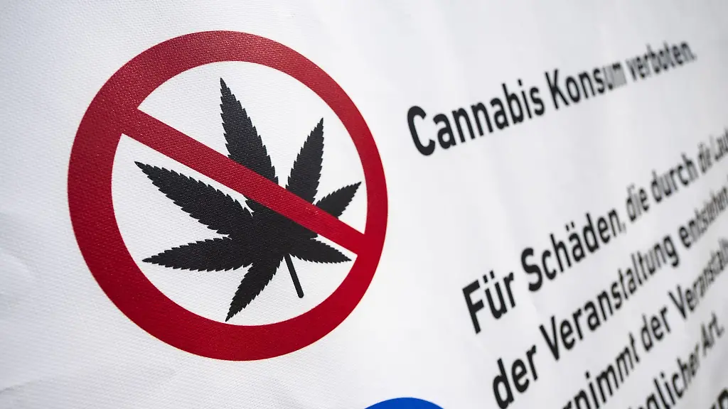 Cannabis-Konsum-verboten-steht-auf-einem-Plakat