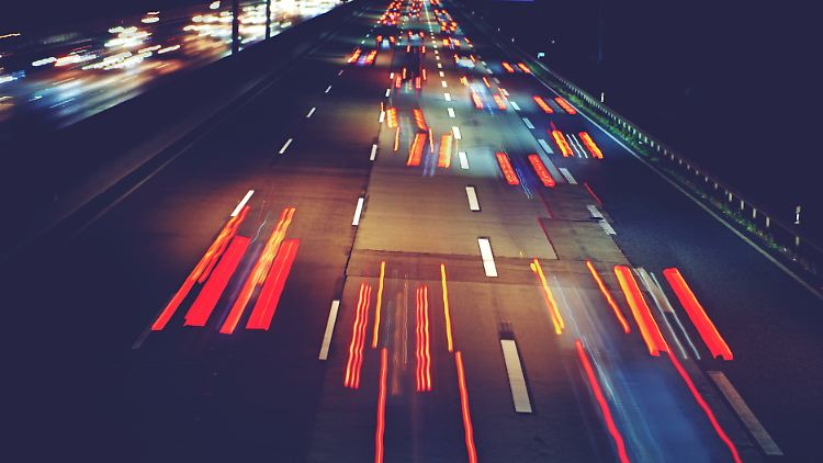 "Richtgeschwindigkeit" ist das Tempo, das auf Straßen ohne zulässige Höchstgeschwindigkeit empfohlen wird.