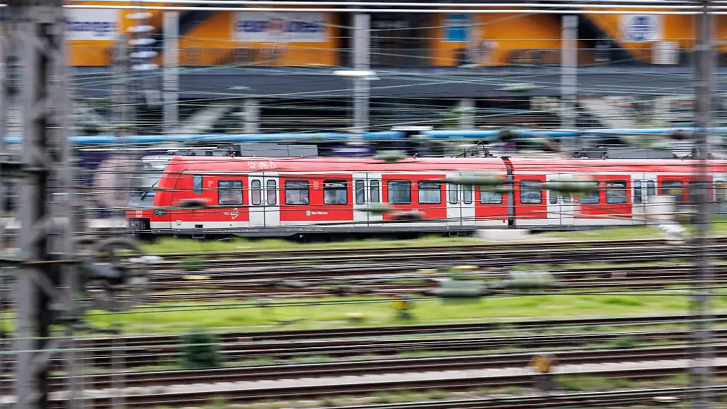 Eine-S-Bahn-faehrt-in-den-Muenchner-Hauptbahnhof-ein