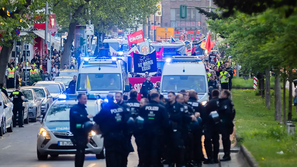 Der-Zug-einer-Demonstration-linker-Gruppen-unter-dem-Motto-Fuer-Frieden-und-soziale-Gerechtigkeit