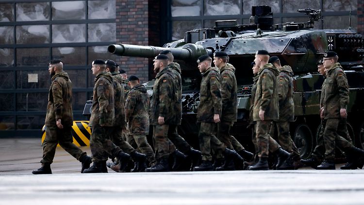 Zahlreiche der 140 versprochenen Leopard-2-Panzer sollen aus deutscher Produktion kommen.