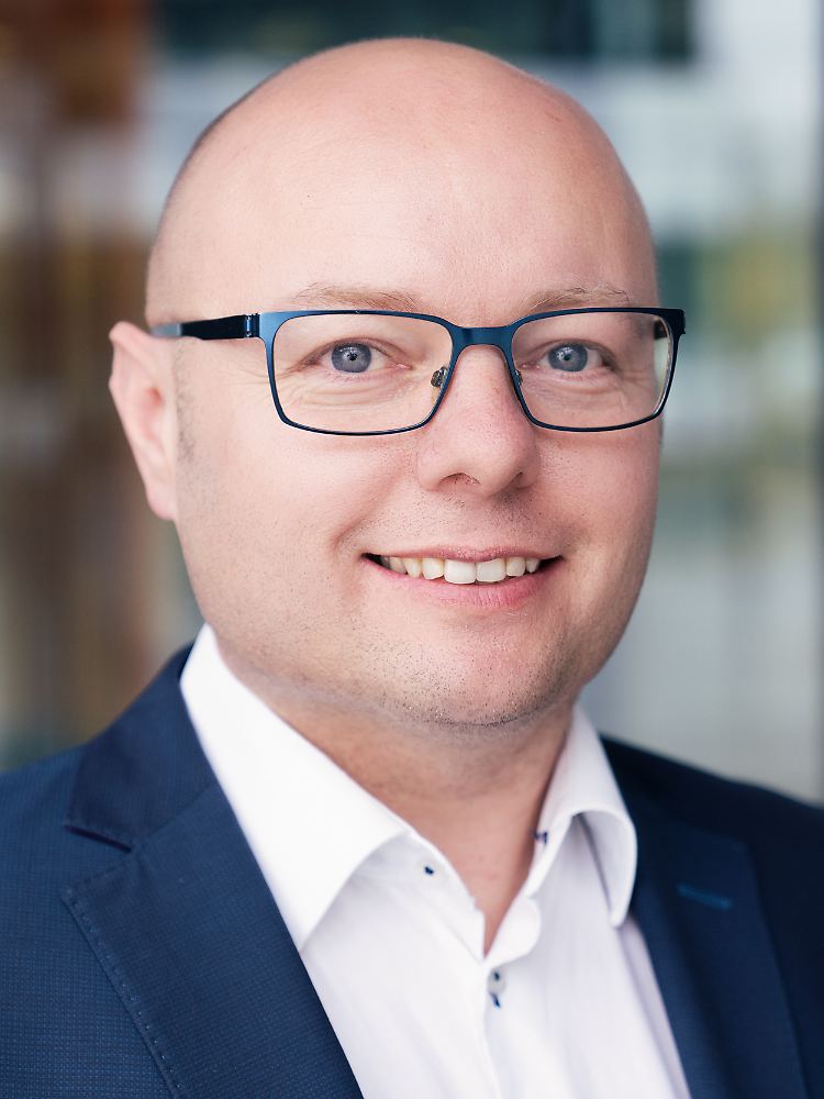Andreas Glas ist Professor für allgemeine Betriebswirtschaftslehre an der Universität der Bundeswehr in München. Sein Schwerpunkt ist die Beschaffung und das Supply Management.