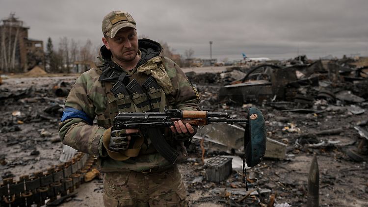 Ein ukrainischer Soldat präsentiert das Barett eines russischen Fallschirmjägers auf dem Antonow-Flughafen bei Hostomel.
