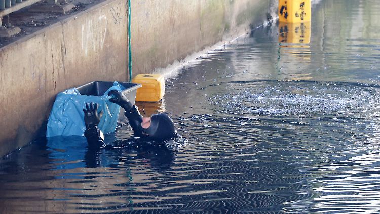 Taucher suchten im Hamburger Ernst-August-Kanal nach weiteren Überresten. 