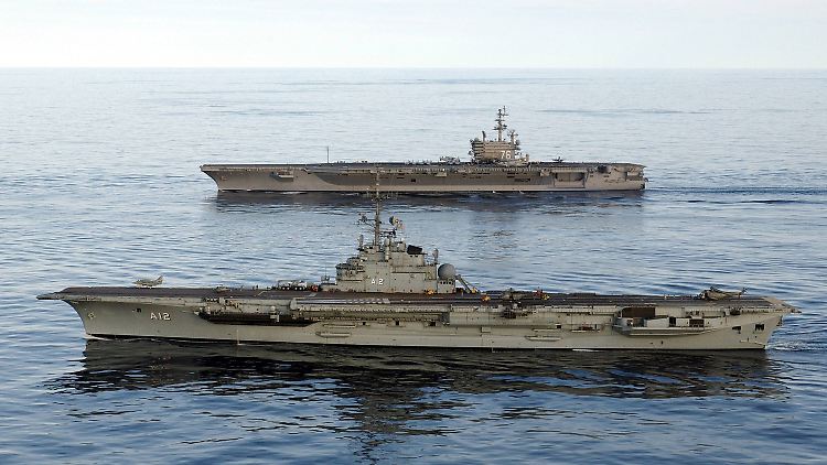 Der frühere Flugzeugträger (vorne im Bild) galt einst als Vorzeigeschiff der französischen Marine.
