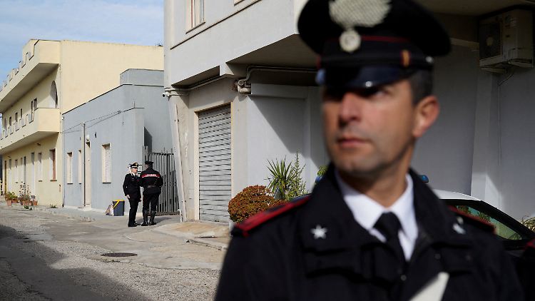 In Campobello di Mazara steht ein Carabinieri vor dem ehemaligen Versteck von Matteo Messina Denaro.