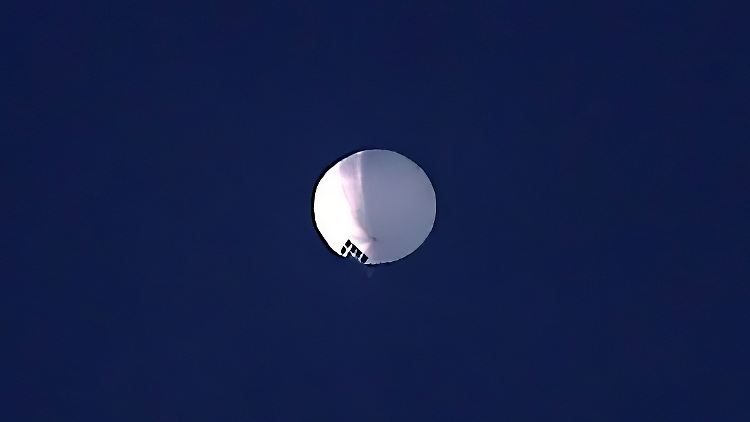Militärexperte Ralph Thiele hält ein Zusammenspiel von Satelliten und Ballons bei der Spionage für möglich.