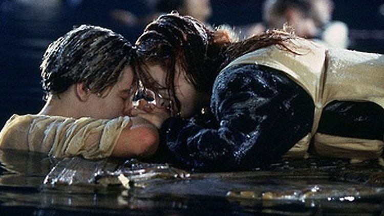 Rose auf der Tür, Jack im eisigen Wasser.