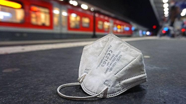 Nachdem die Maskenpflicht auch in Bussen und Bahnen gefallen ist, sollte man dennoch, für den Fall der Fälle, immer eine dabei haben.
