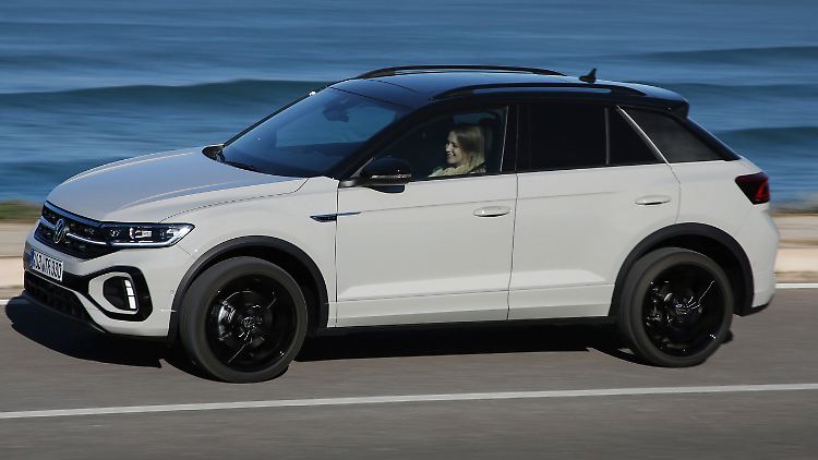 Der VW T-Roc hat markante Radhäuser und eine harmonische Seitenlinie mit leicht nach hinten abfallendem Dach.