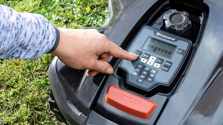 Das Fazit zum Testsieger: Der Mähroboter Husqvarna 305 ist sehr einfach zu bedienen und arbeitet störungsfrei.