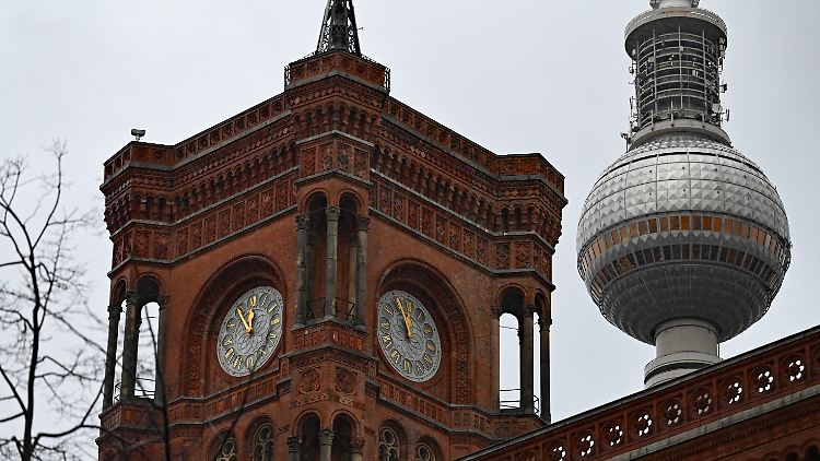 Laut Umfragen von ARD und ZDF könnte die aktuelle Regierungskoalition in Berlin ihre Arbeit fortführen.
