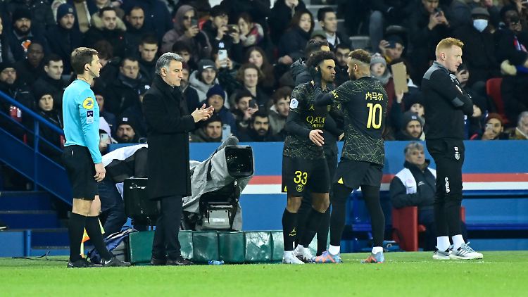Will Still (r.) schaut gar nicht hin. Neymar kennt er doch vom Football Manager. 