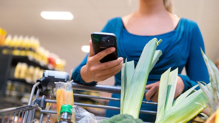 Wer eine Supermarkt-App nutzt, kann leichter Angebote finden und so Geld sparen - in der Theorie. 