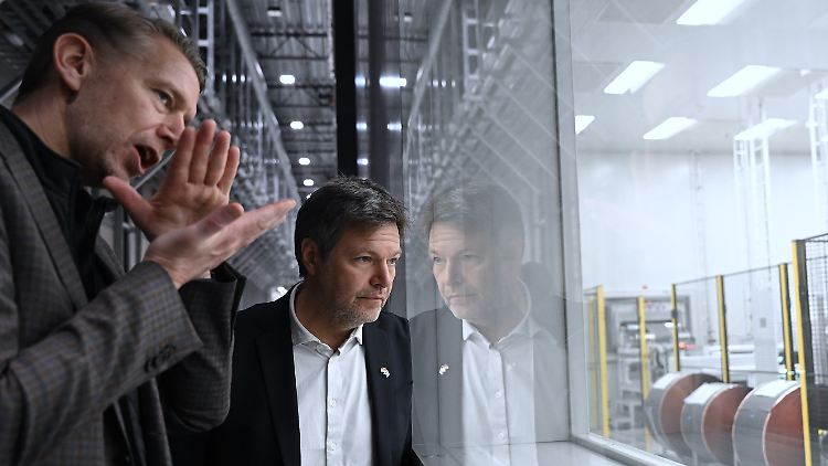 Northvolt-Chef Peter Carlsson erläutert Wirtschaftsminister Habeck die Abläufe im Entwicklungszentrum des Unternehmens. 
